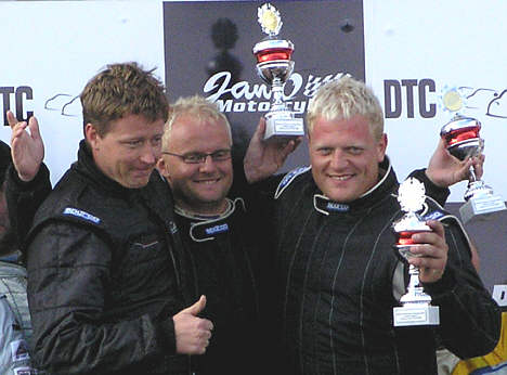 Tre glade Team Lindholmbiler kørere: Jan Kalmar (tv), Henrik Bollerslev samt Lasse Jacobsen (th).